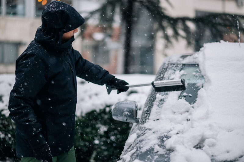 1768207332middle aged man cleaning car from snow and ice 2026 01 09 09 12 56 utc 800x533