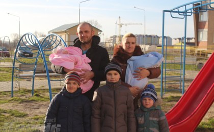 У молодой семьи Королёвых из Кобрина четыре сыночка и лапочка-дочка