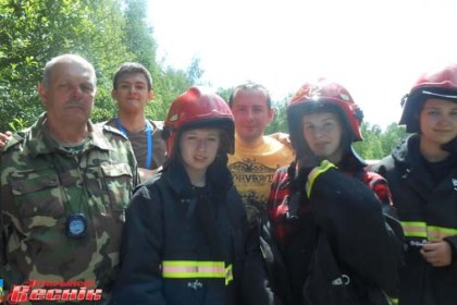Второй год подряд тишину деревни Новоселки нарушают звонкие голоса юных поклонников службы МЧС