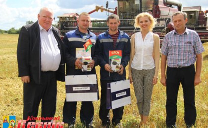 ОАО “Покровский” первые в районе среди молодежных экипажей намолотили тысячу тонн зерна