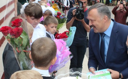 Торжественная линейка в этом году открыла двери для 162 учащихся Песковской школы