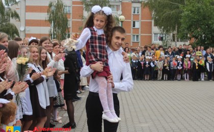 Школа № 9 «оделась» в форму от «Лоны»