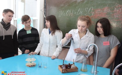 В Дивинской средней школе занятия химии и биологии посещают все дети