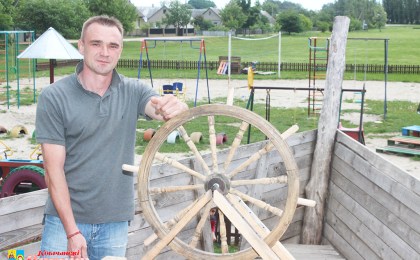 Жыхар пасёлка Птушкафабрыка Кобрынскага раёна Вадзім Главацкі зрабіў крэатыўны падарунак дзецям