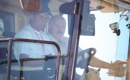 Лукашенко на полях под Александрией испытал белорусский суперкомбайн