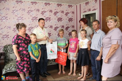 У межах акцыі прайшло наведванне шматдзетных сямей Мешчараковых з Кобрына і Міхальчук з вёскі Глінянка