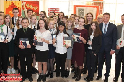 32 юнакі і дзяўчыны атрымалі пашпарт у Кобрынскім Палацы культуры