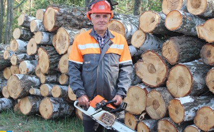 Вальшчык лесу Запрудскага лясніцтва ДДЛГУ “Кобрынскі доследны лясгас” Леанід Хінец: «Тут галоўнае – не спяшацца…»