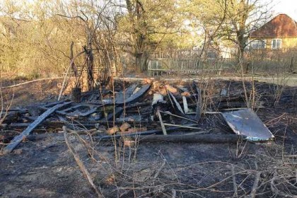 В Кобринском районе от пала травы загорелись четыре хозпостройки