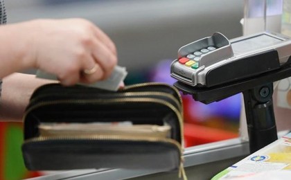 В Беларуси разрешили снимать наличные с карты через кассу магазина
