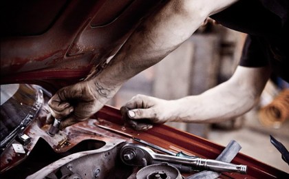 Двое жителей Кобрина нелегально оказывали услуги по ремонту авто и… получили штраф