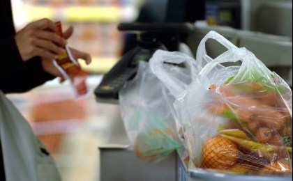 Забыли, украли, вернули... История пакета с продуктами, который кобринчанка оставила в магазине