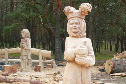 Фигуры из колод дуба