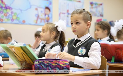 Минобразования: во всех школах рекомендуется придерживаться делового стиля одежды