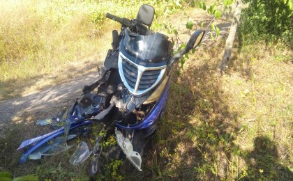 Не справился с управлением. Водитель мопеда в д. Тевли наехал на дорожный знак