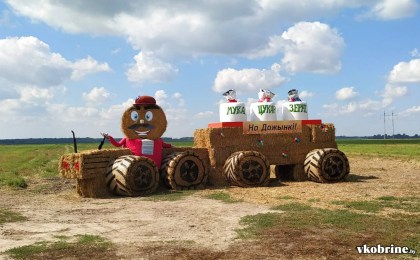 Веселый трактор к «Дожинкам» появился в Кобринском районе. ФОТОФАКТ