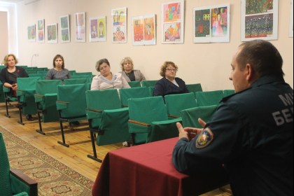О безопасности на рабочем месте: старший инспектор СПиВО Кобринского райотдела по ЧС Андрей Абрамчук встретился с коллективом Кобринского РЦДТ