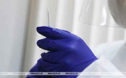 Около 100 добровольцев включат в исследование российской вакцины против коронавируса в Беларуси