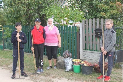 Спасатели и молодежь Кобрина помогли жительнице д. Залесье на приусадебном участке и в заготовке дров