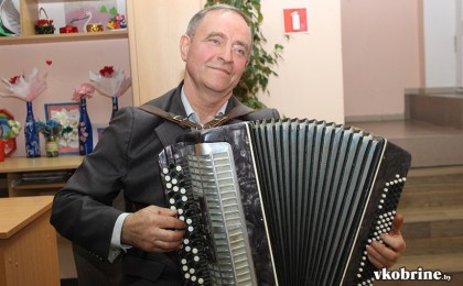«Пока играет гармонь, деревня жива!» - уверяет Владимир Жура, музыкант, певец, заведующий Буховичским Домом культуры
