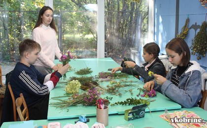 Как в Кобринском районном центре экологии, туризма и краеведения ребята учатся составлять букеты из сухоцветов