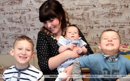 «Самая святая миссия на Земле» - Лукашенко поздравил соотечественниц с Днем матери