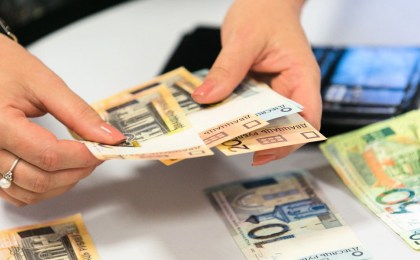 Какова среднемесячная заработная плата работников в Кобринском районе? Рассказываем