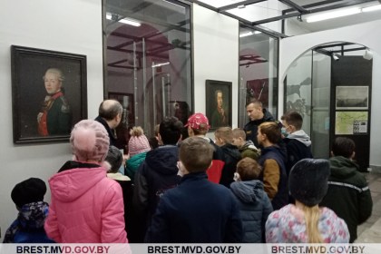 Прикоснуться к истории… Сотрудники Кобринского РОВД организовали для подростков посещение музея