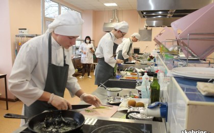 24 ноября в Кобринском лицее сферы обслуживания начинающие повара соревновались в профмастерстве