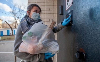 В Кобрине волонтеры продолжают оказывать помощь в покупке и доставке продуктов питания