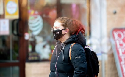 Цветные маски и маски с принтом могут быть опасны для здоровья – эксперт