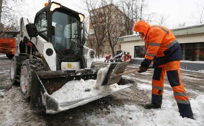 Снегоуборочная техника Кобринского ЖКХ с первым снегом перешла на круглосуточный режим работы