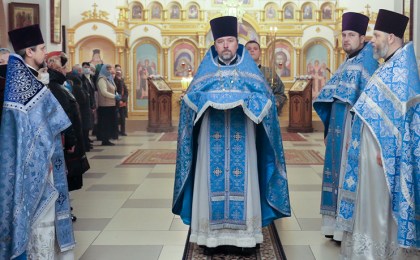 4 декабря в Кобринской Введенской церкви архиепископ Брестский и Кобринский Иоанн совершил Божественную литургию