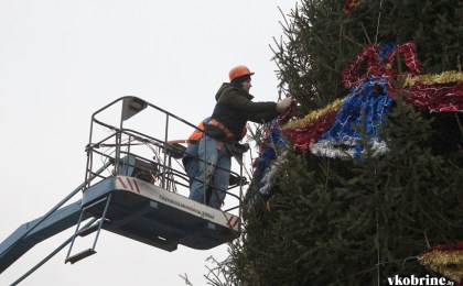 34 колокольчика, 14 звезд и 1 км гирлянды: главная елка Кобрина зажжет свои огни вечером 21 декабря