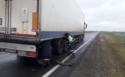Сотрудники ОГАИ Кобринского РОВД помогли водителю большегруза из Сербии
