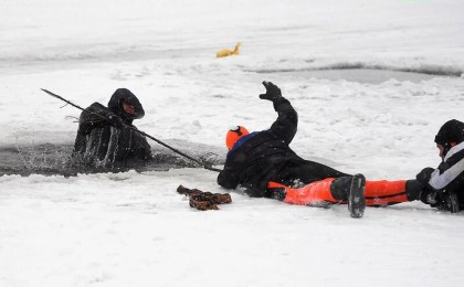В Брестской области за выходные спасли трех человек, провалившихся под лед