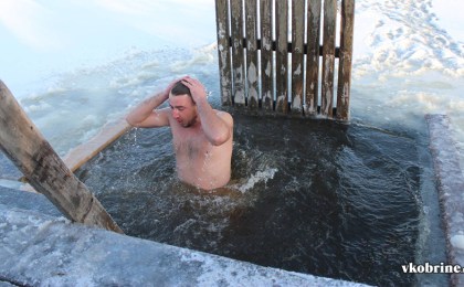 Сегодня у Кобринской спасательной станции проходит традиционное крещенское окунание. Проверить силу духа и крепость тела можно до 18.00 часов