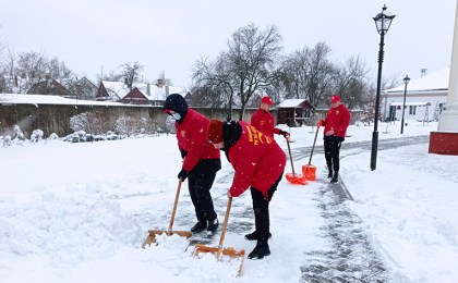 Активисты Кобринского политехнического колледжа помогли с расчисткой снега Спасскому монастырю