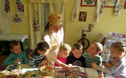 “Беларуская хата на дзівосы багата”. У Дзівіне Юлія Піваварава правяла для юных гурткоўцаў экскурсію “Беларуская хатка”