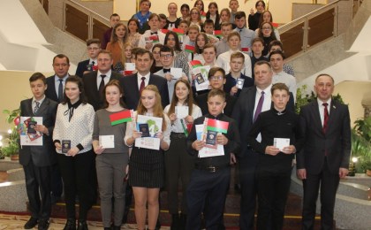 Максим Рыженков вручил паспорта 19 лучшим учащимся школ города Кобрина и района