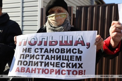 Белорусы собрались на пикеты у дипмиссий Польши и Литвы