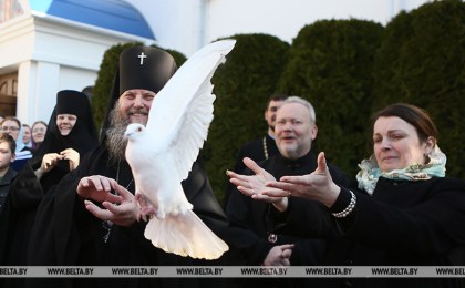 Православные верующие празднуют Благовещение Пресвятой Богородицы