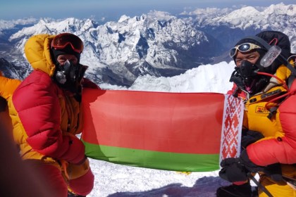 ГОСУДАРСТВЕННЫЙ ФЛАГ РЕСПУБЛИКИ БЕЛАРУСЬ И КОПИЯ ЗНАМЕНИ ПОБЕДЫ ПОДНЯТЫ НА ЭВЕРЕСТ