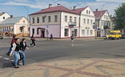 В экспериментальных целях: в Кобрине с 4 по 6 июня на перекрестке у Лакомки будет изменён режим работы светофора