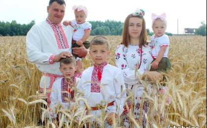 «Беражыце мір на гэтай прыгожай і шчодрай зямлі...»: 7 гадоў назад Кобрыншчына стала другой радзімай для сям’і Артура і Ірыны Бех