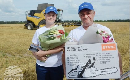 Первым в области тысячу тонн зерна намолотил семейный экипаж отца и дочери в Каменецком районе