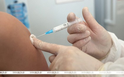 Лукашенко: принудительной вакцинации от COVID-19 в Беларуси быть не должно