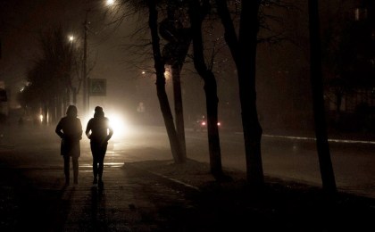 Дело темное. Кобринчане нередко сталкиваются с ситуацией, когда у дома или на каком-то участке улицы мигают, а то и совсем не горят фонари