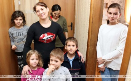 Подарки от Президента Беларуси передали получившим приют в Гомельской области семьям украинцев