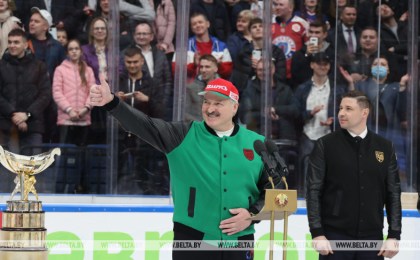 «Мужская игра. Настоящий хоккей». Лукашенко вручил Кубок Президента победителю хоккейной экстралиги